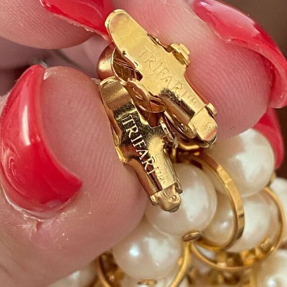 Vintage Trifari Gold Tone Pearl Cluster Clip On Earrings - Picture 3 of 3